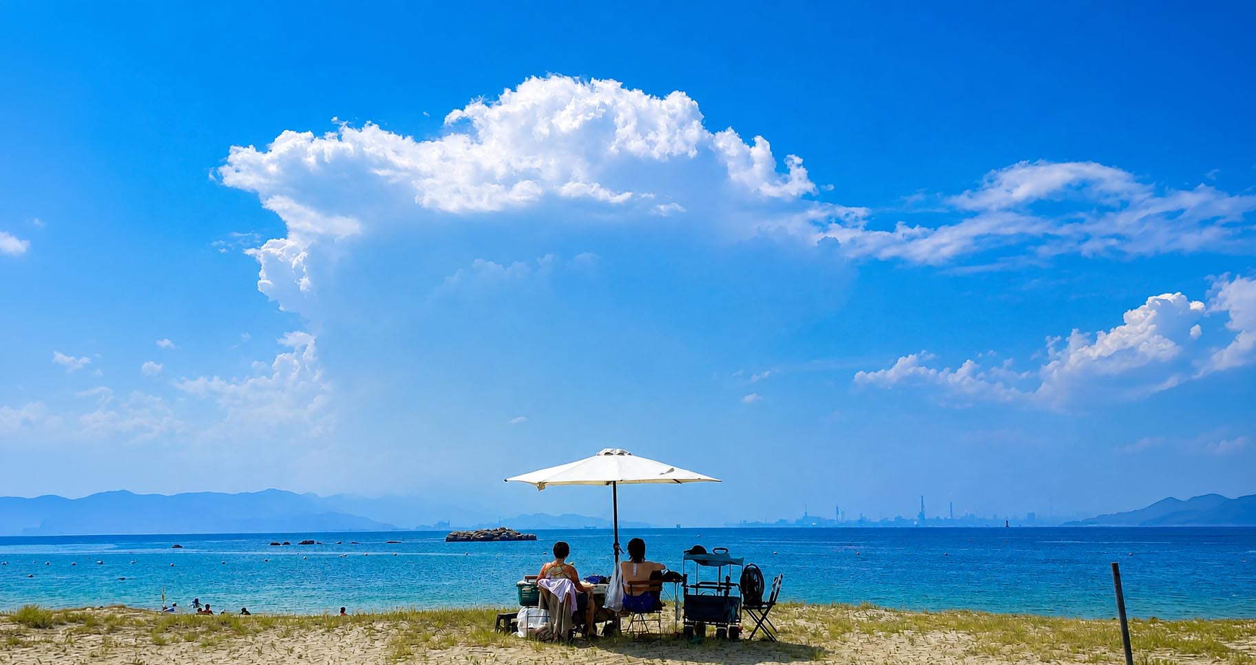 白石島の青い海と砂浜