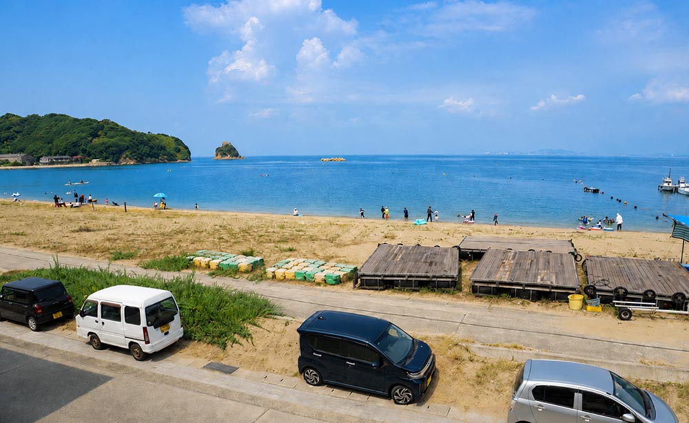 施設から望む白石島の海