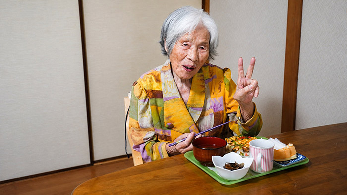 食事を楽しむ入居者さま